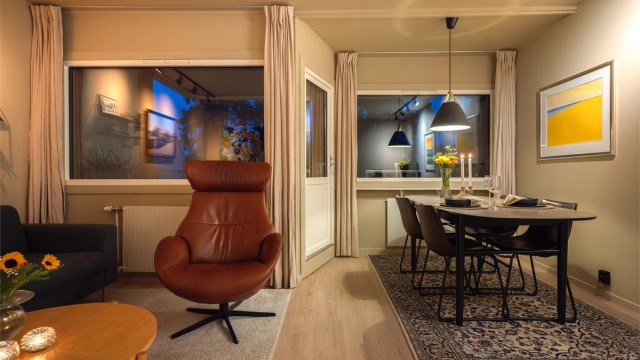 Stuen har en god rominndeling med definerte soner for sofagruppe og spisebord.