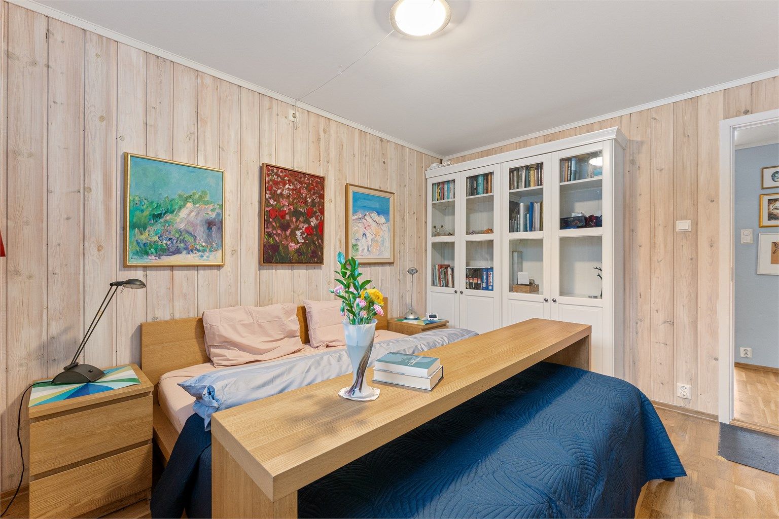 Rommet har en lun atmosfære med panel på veggene.