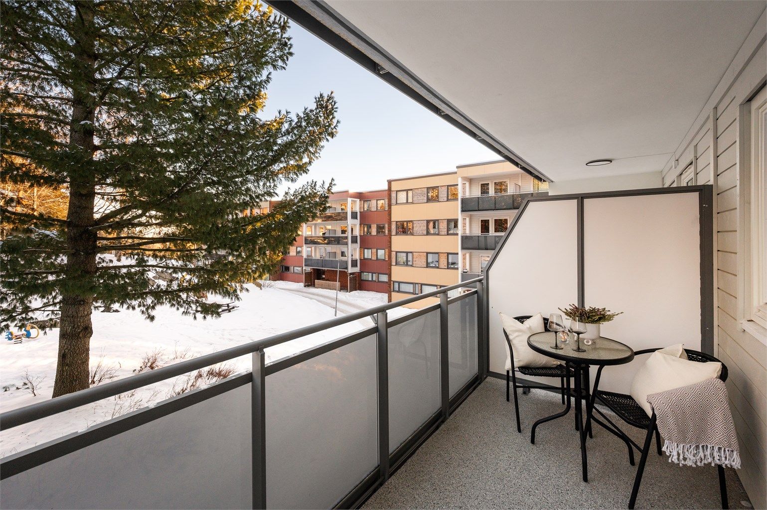 Den nordvestvendte balkongen på 6 m² vender mot et rolig, indre gårdstun.