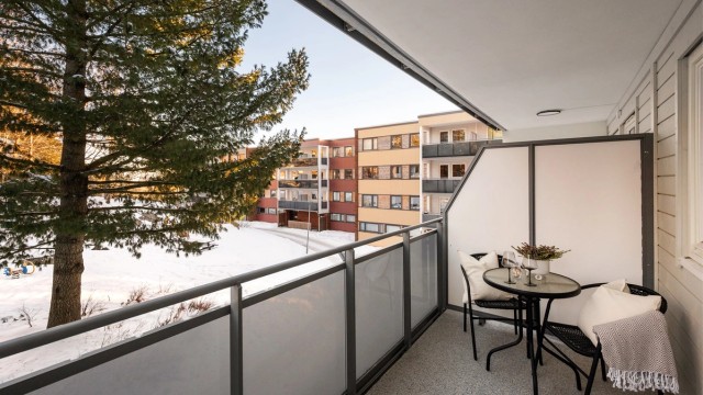 Den nordvestvendte balkongen på 6 m² vender mot et rolig, indre gårdstun.