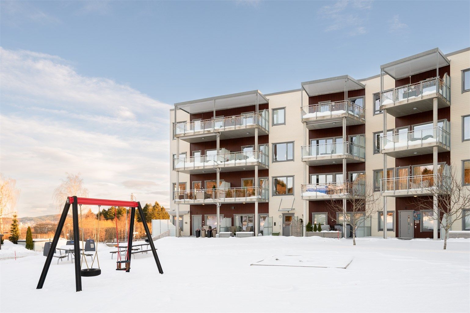 I tillegg til den naturskjønne beliggenheten, finner du et bredt utvalg av praktiske fasiliteter i nærområdet. Barnehager, skoler, dagligvarebutikker og idrettsanlegg er alle innen gangavstand, noe som gjør hverdagen enklere og mer praktisk.