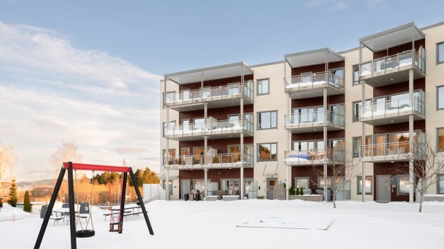 I tillegg til den naturskjønne beliggenheten, finner du et bredt utvalg av praktiske fasiliteter i nærområdet. Barnehager, skoler, dagligvarebutikker og idrettsanlegg er alle innen gangavstand, noe som gjør hverdagen enklere og mer praktisk.