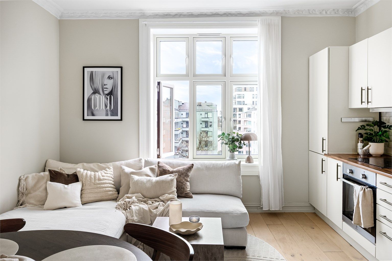 Dette er en lys, delikat og klassisk 2-roms toppleilighet med gjennomgående planløsning og lite innsyn. Foto: Marit Andersen.