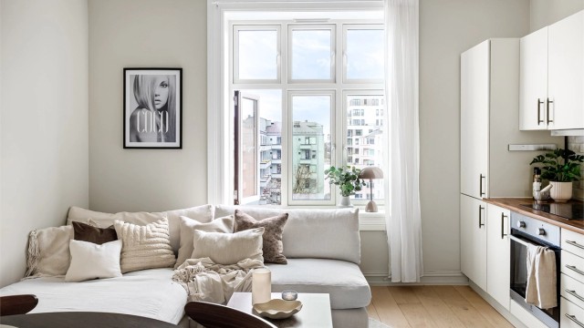 Dette er en lys, delikat og klassisk 2-roms toppleilighet med gjennomgående planløsning og lite innsyn. Foto: Marit Andersen.