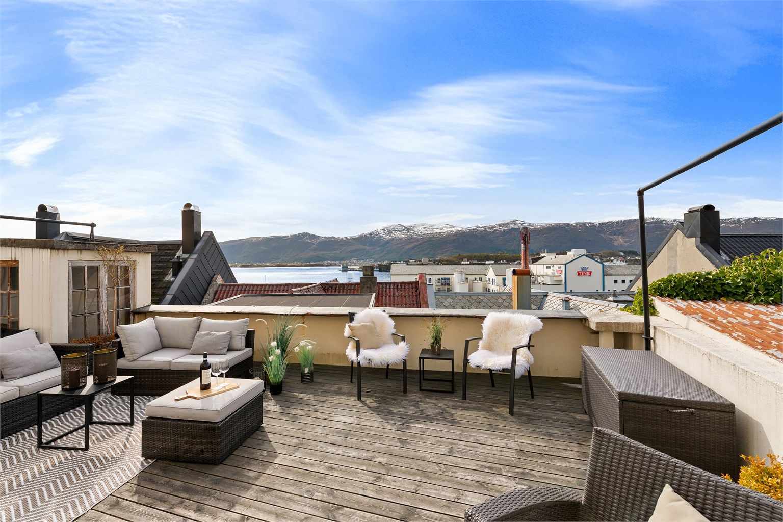 Stor sydvendt terrasse med flott utsikt over fjord og fjell