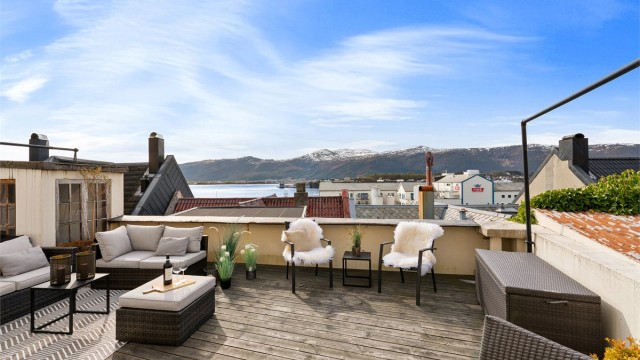 Stor sydvendt terrasse med flott utsikt over fjord og fjell
