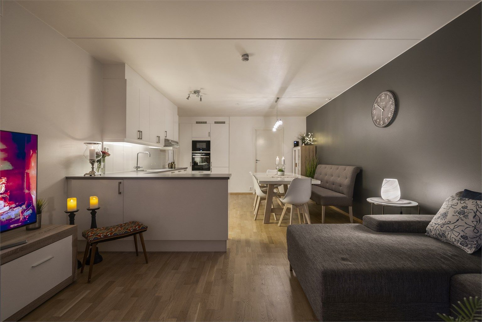 Barnevennlig planløsning med 2 bad og 2 solrike markterrasser