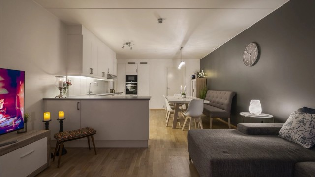 Barnevennlig planløsning med 2 bad og 2 solrike markterrasser