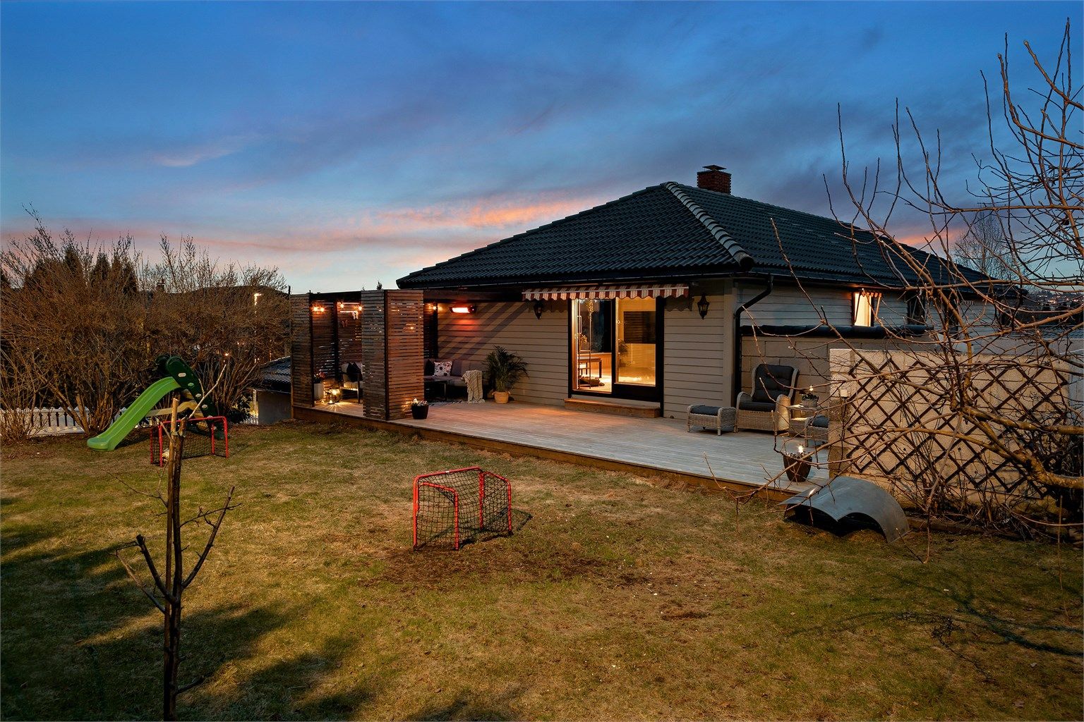 Her får du en stor og innholdsrik enebolig med god plass for hele familien, beliggende i et etablert og barnevennlig nabolag.