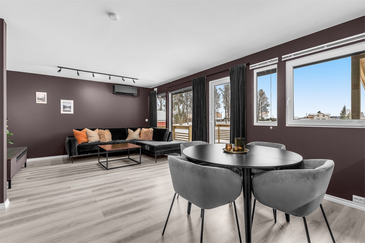 Romslig stue med store vindusflater som gir mye naturlig lys