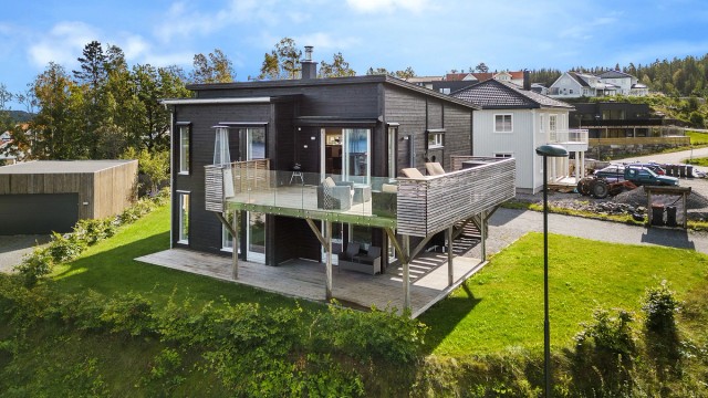 Boligen er plassert for å maksimere utsikt og solforhold.