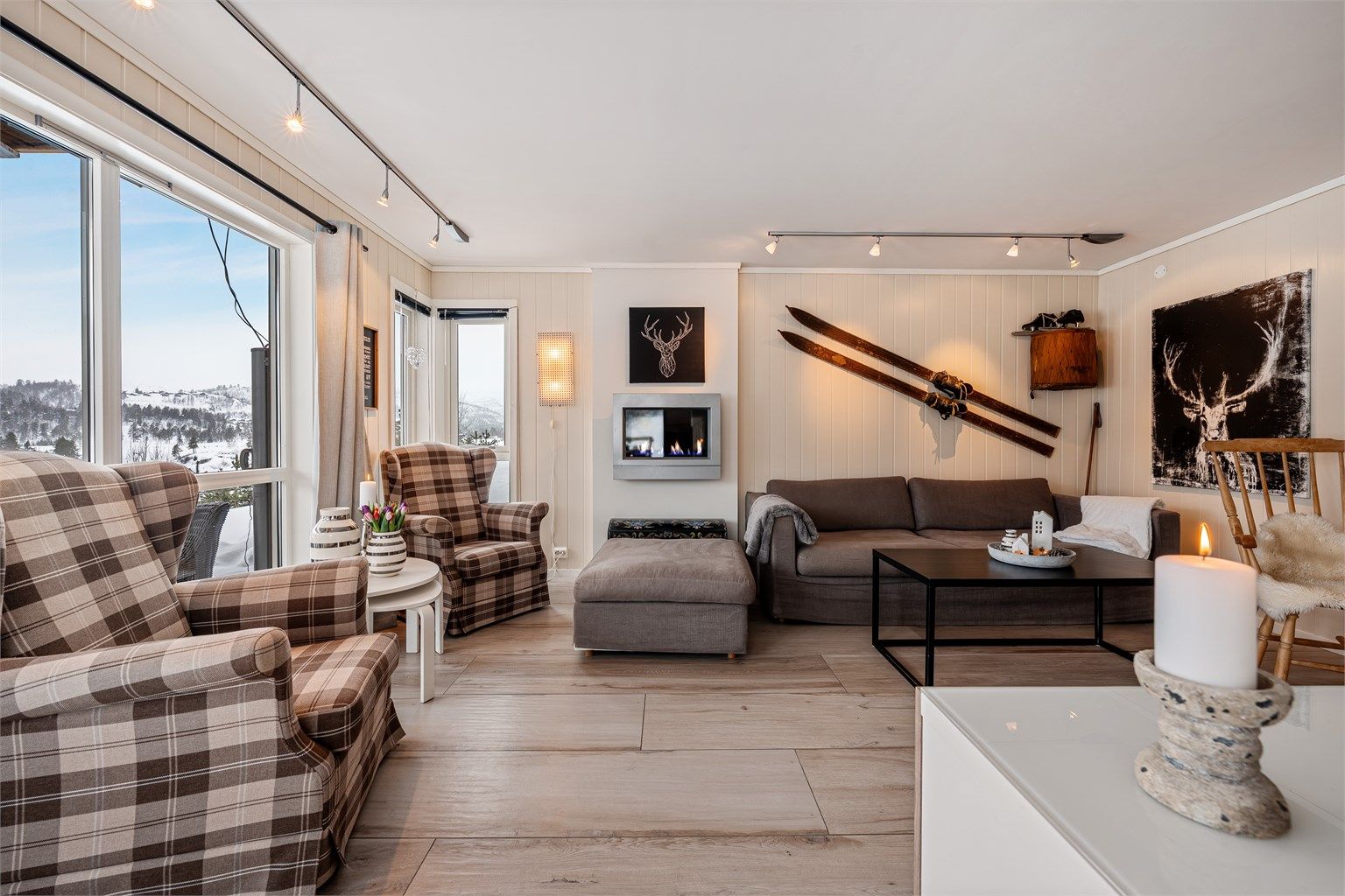 Lyd og flott stue med plass til flere sittegrupper