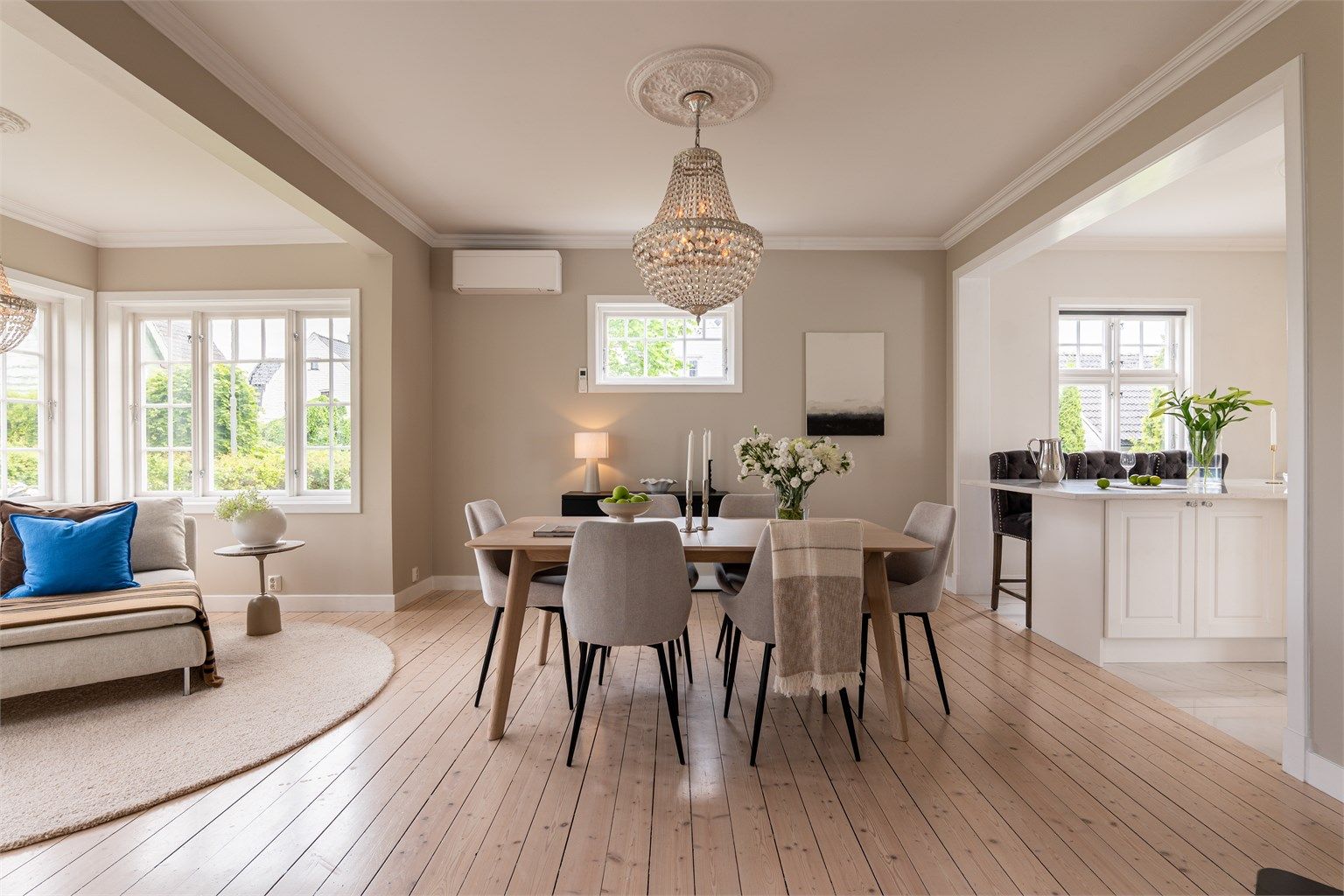 Originale stavgulv av heltre fra huset ble bygget er bevart og foredlet.