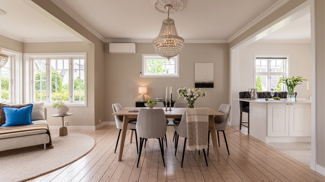 Originale stavgulv av heltre fra huset ble bygget er bevart og foredlet.