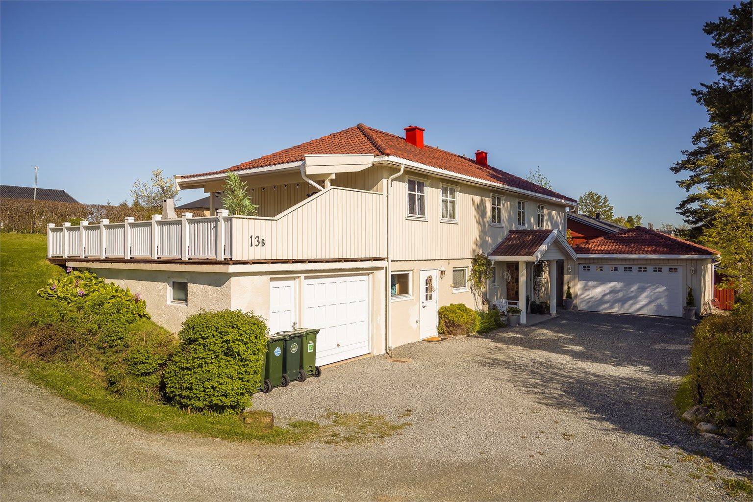 Huset er påkostet og meget godt vedlikeholdt. Både utvendig og innvendig får du god standard