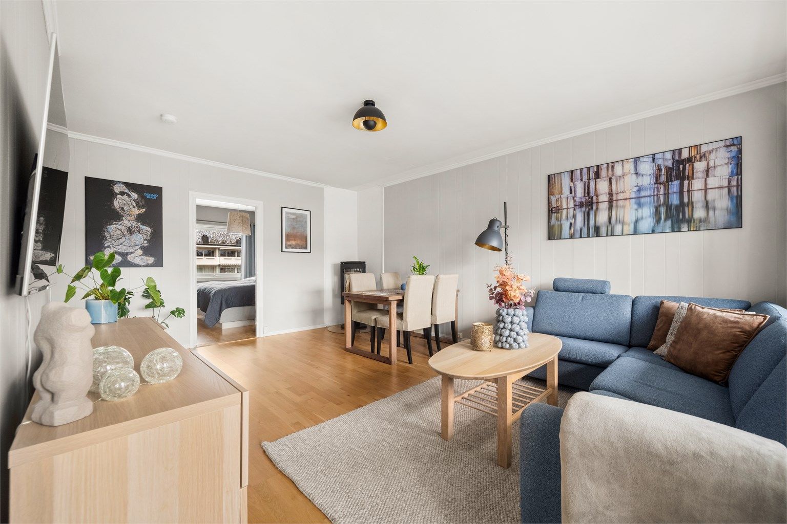 Oversiktsbilde av stuen. 
Spiseplassen er naturlig plassert, og samler familie og venner.