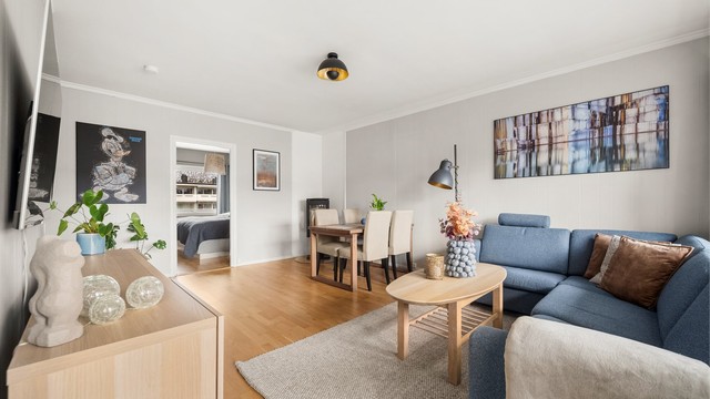 Oversiktsbilde av stuen.
Spiseplassen er naturlig plassert, og samler familie og venner.