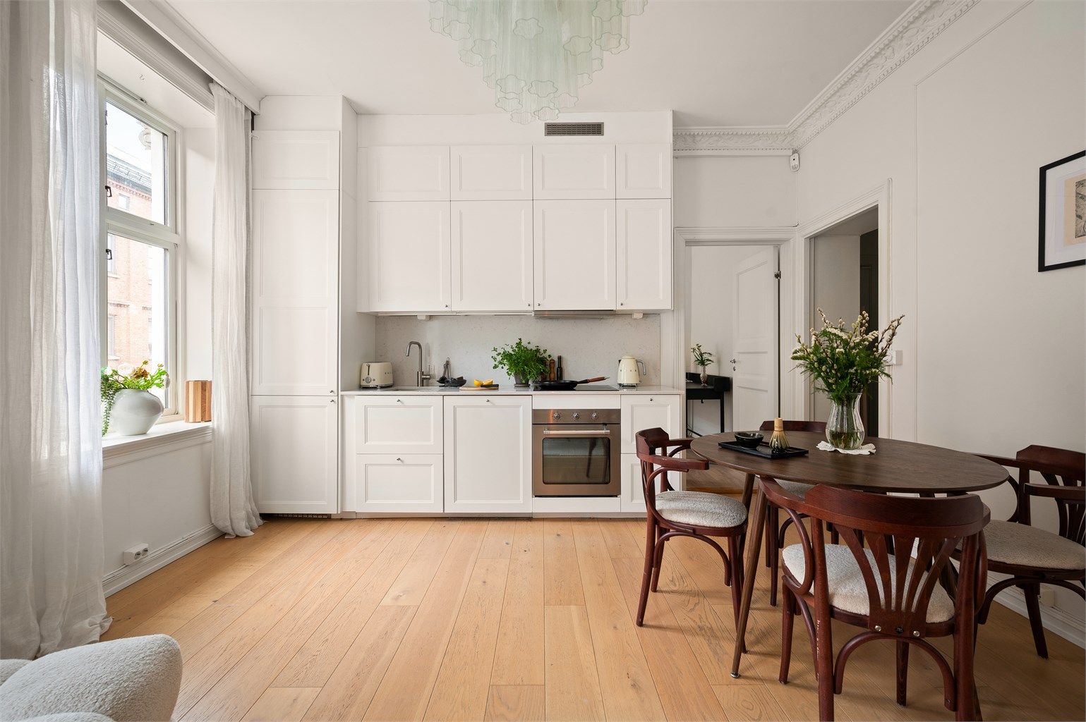 Innredningen fra Ikea består av profilerte fronter, benkeplate av kvarts og integrerte hvitevarer.