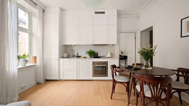 Innredningen fra Ikea består av profilerte fronter, benkeplate av kvarts og integrerte hvitevarer.