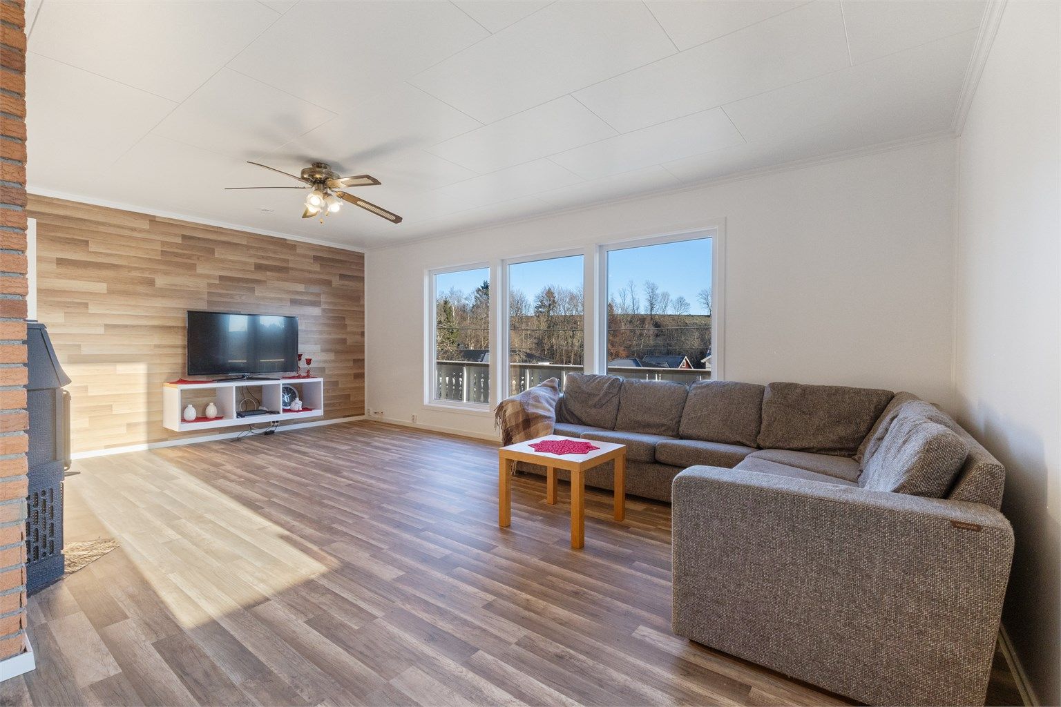 Vinkelstue med sofaområde og spiseplass