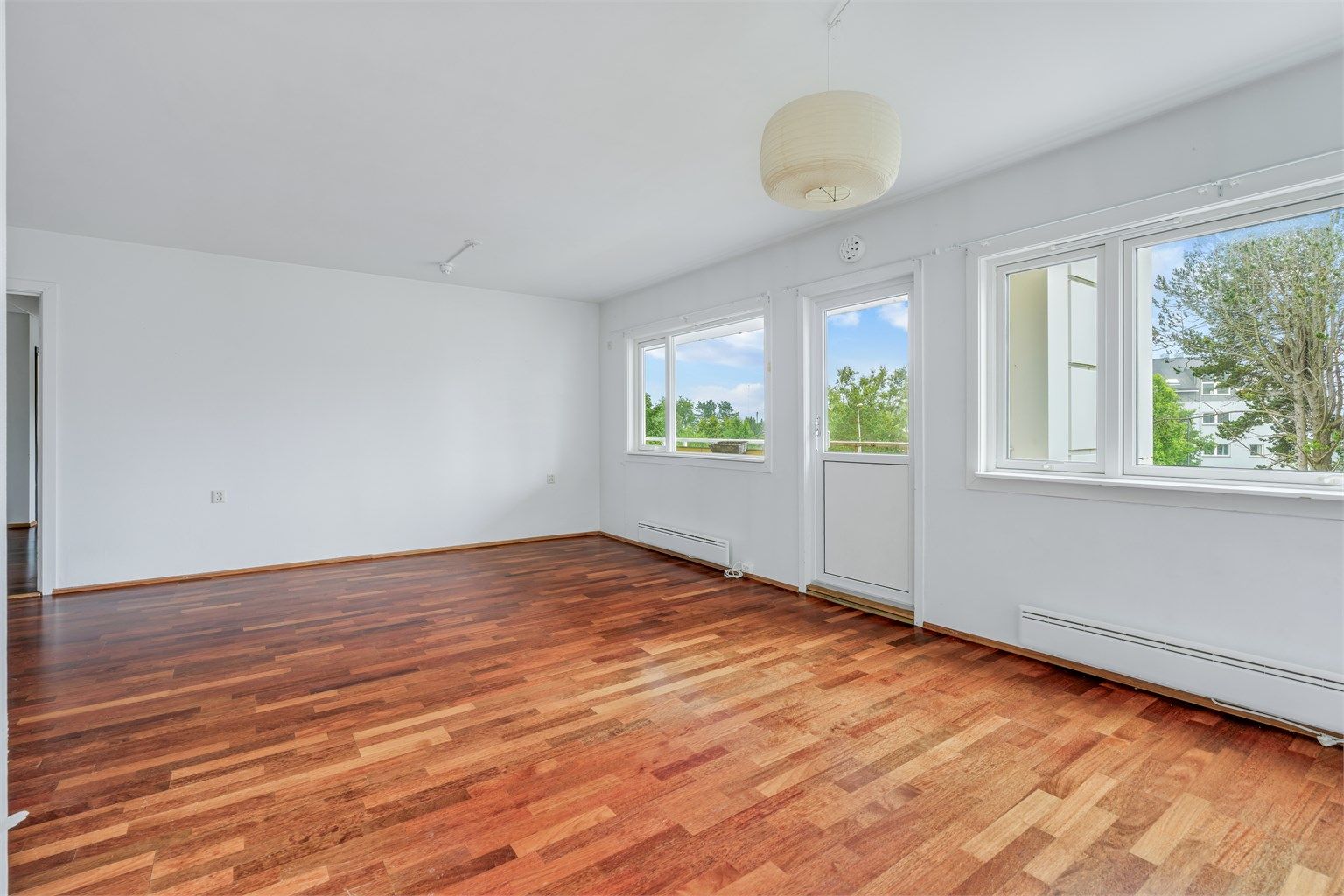 Stuen er romslig og lett å møblere, med plass til både sofagruppe og spisebord.