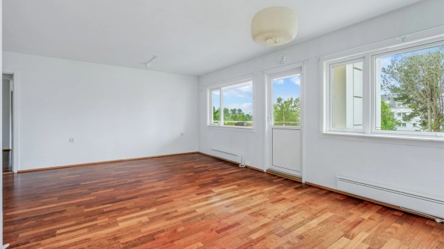 Stuen er romslig og lett å møblere, med plass til både sofagruppe og spisebord.