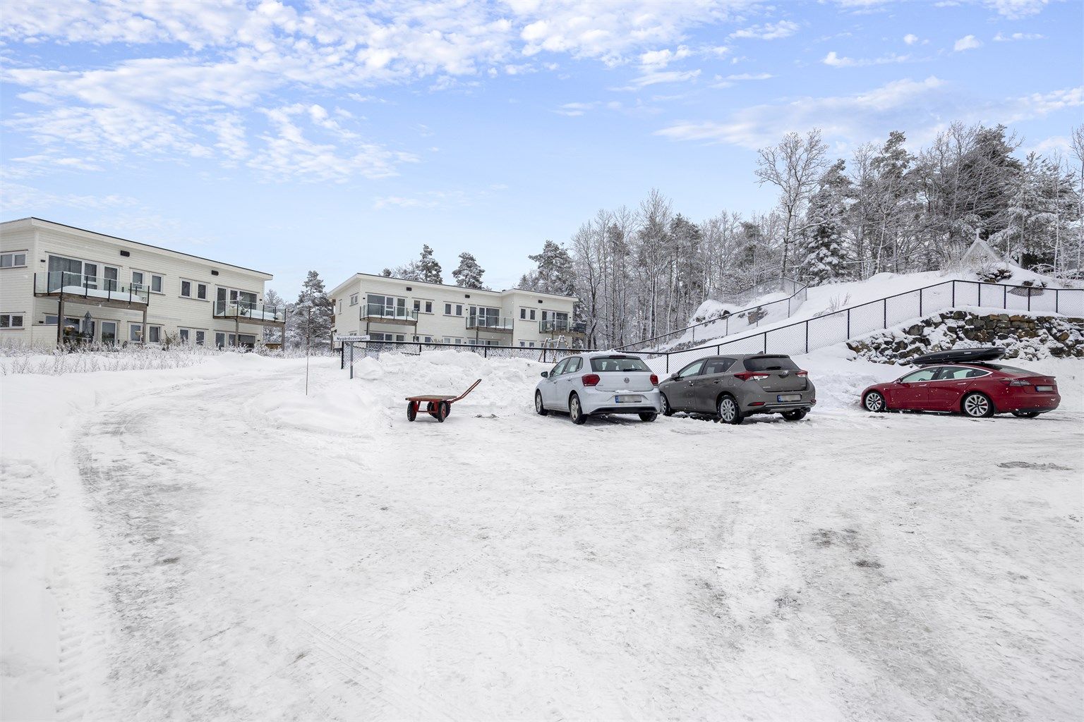 Det er mulighet for elbillader på parkeringsplassen, det er klart med trekkerør til strøm.