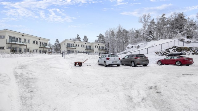 Det er mulighet for elbillader på parkeringsplassen, det er klart med trekkerør til strøm.