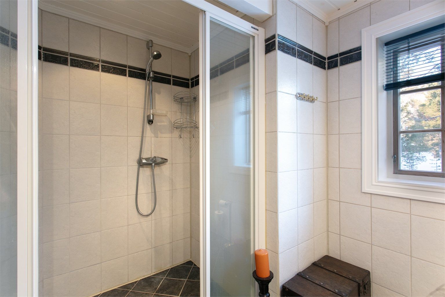 Dusjhjørne med dusjvegger og vegghengt dusjatur