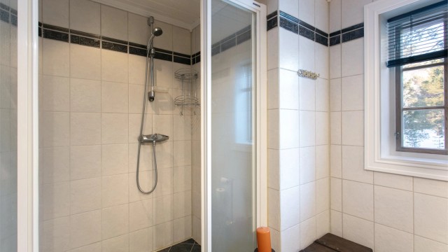 Dusjhjørne med dusjvegger og vegghengt dusjatur