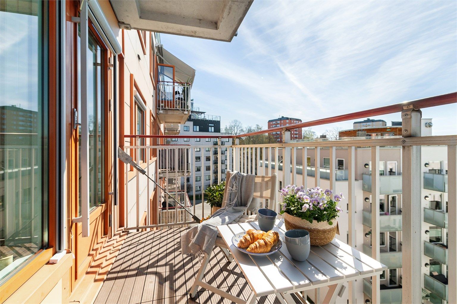 Balkongdøren har karm av tre, utvendig kledd med metallplater.