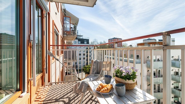 Balkongdøren har karm av tre, utvendig kledd med metallplater.