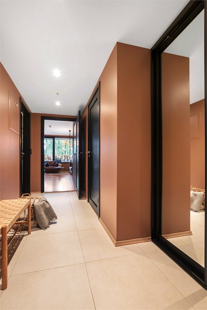 Entréen ble malt i en tidsriktig farge, i 2024 og skyvedørsgarderobe ble montert i 2023