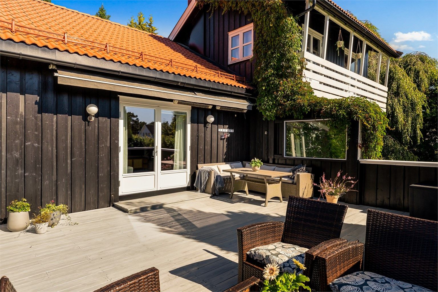 Den romslige terrassen er en naturlig forlengelse av stuen, med god plass til utemøbler og grill.
Foto: [KRON Media / Karl Filip Kronstad]