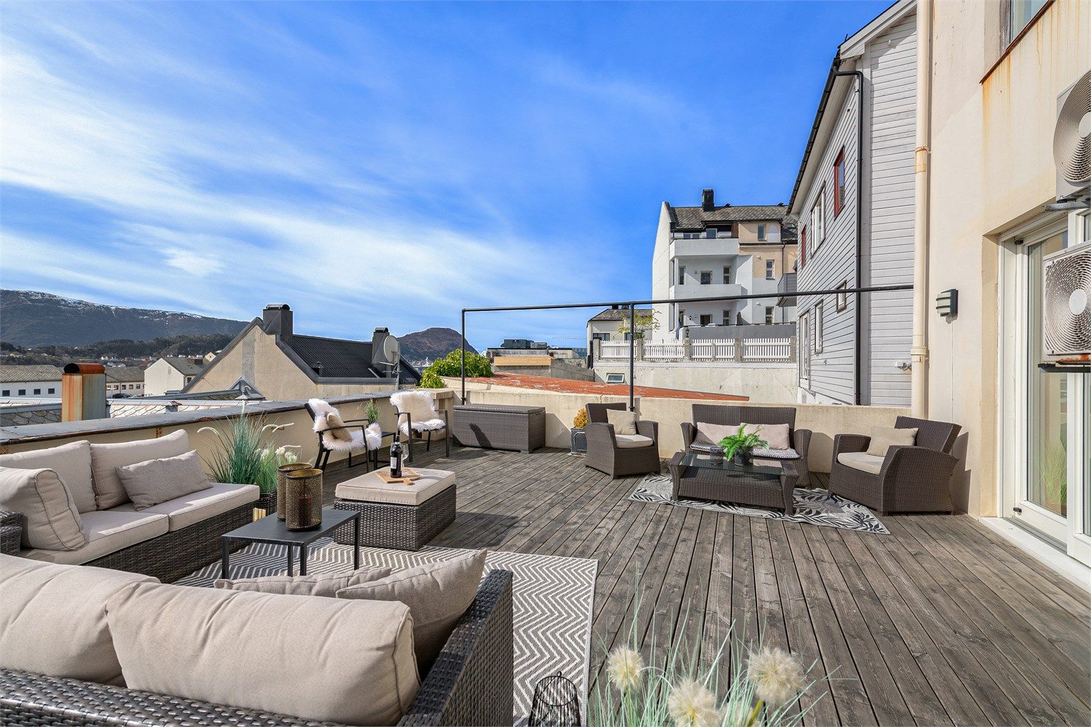 Terrassen er romslig og har god plass til flere soner og sittegrupper