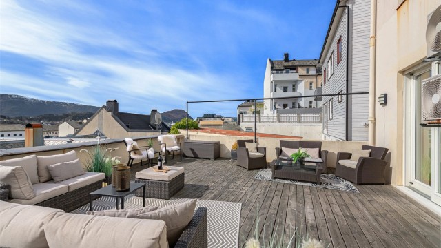 Terrassen er romslig og har god plass til flere soner og sittegrupper