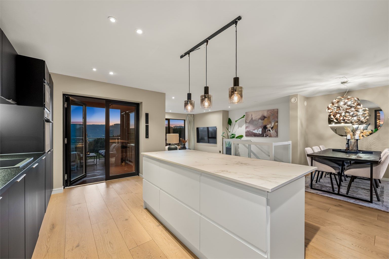 Innholdsrik enebolig med en gjennomgående høy og moderne standard