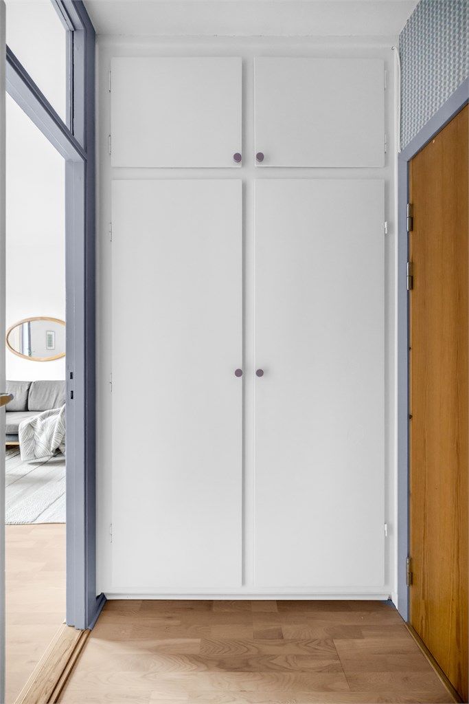 Gode oppbevaringsmuligheter i plassbygde garderobeskap.