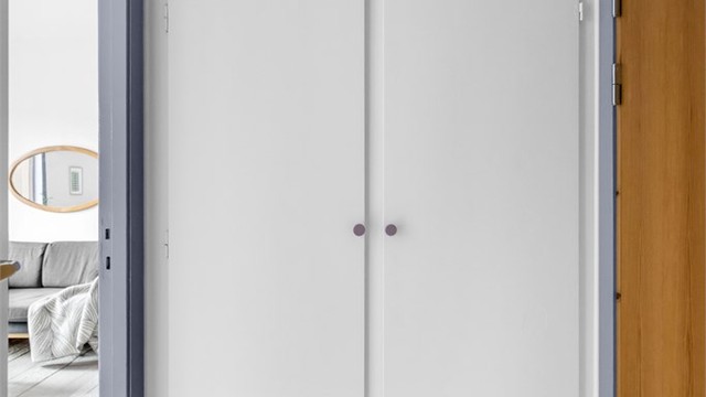 Gode oppbevaringsmuligheter i plassbygde garderobeskap.