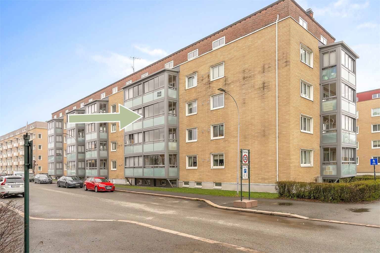 Leiligheten ligger i bygningens tredje etasje, skjermet og tilbaketrukket fra hovedveien.