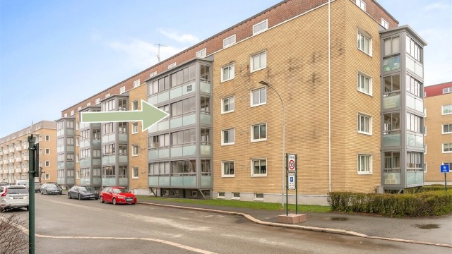 Leiligheten ligger i bygningens tredje etasje, skjermet og tilbaketrukket fra hovedveien.