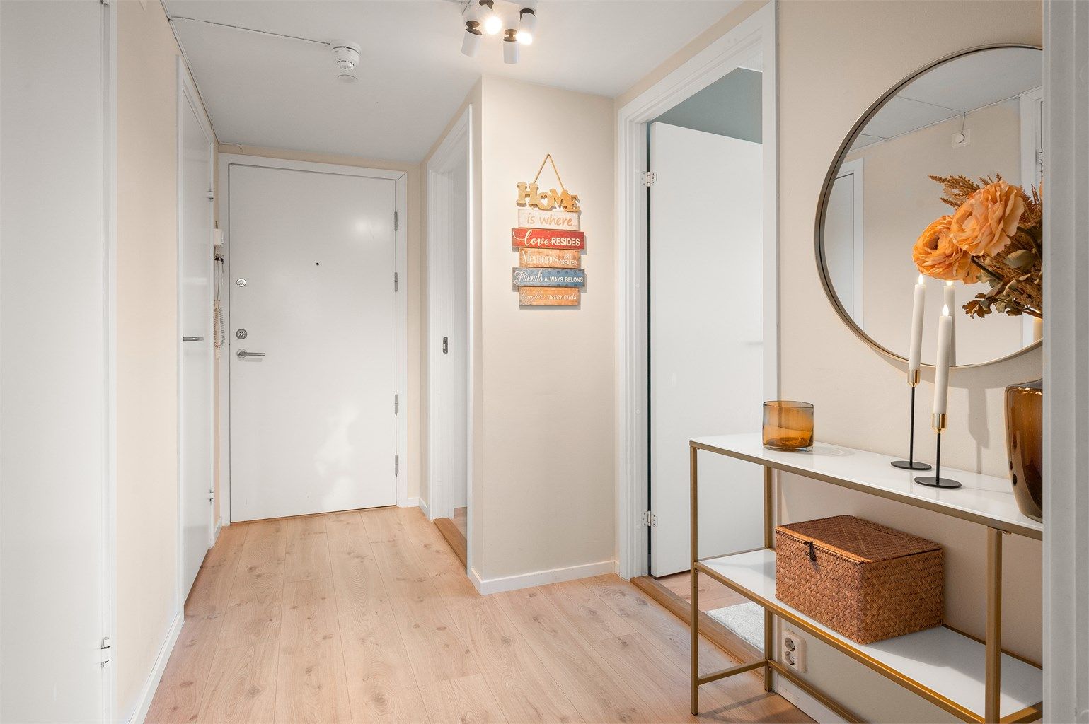  Entréen er utstyrt med lyd- og brannklassifisert entrédør samt callinganlegg til ytterdør.