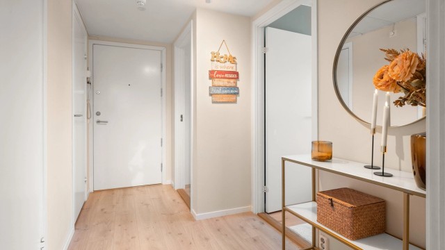 Entréen er utstyrt med lyd- og brannklassifisert entrédør samt callinganlegg til ytterdør.