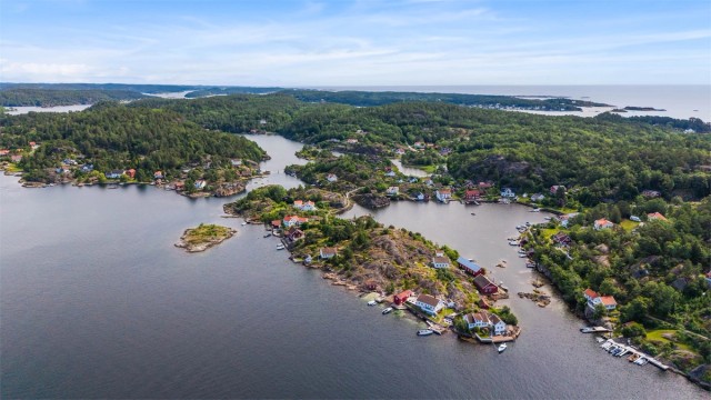 Skjærgården strekker seg utover med holmer og sund.