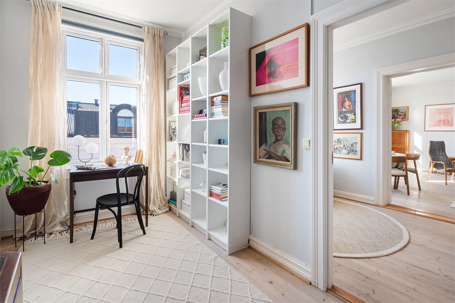 Ved siden av stuene finner du et ekstra rom som i dag benyttes som kontor. 