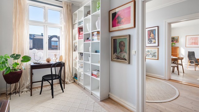 Ved siden av stuene finner du et ekstra rom som i dag benyttes som kontor.