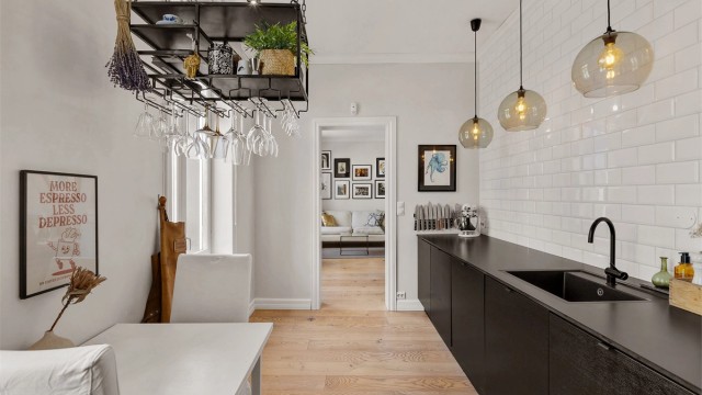 Leiligheten oppleves lys og luftig med store vindusflater og god takhøyde.