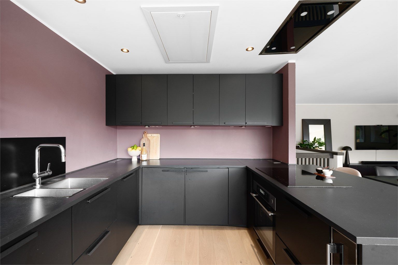  Kjøkkeninnredning med slette fronter og benkeplate av laminat