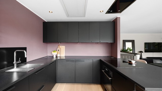 Kjøkkeninnredning med slette fronter og benkeplate av laminat