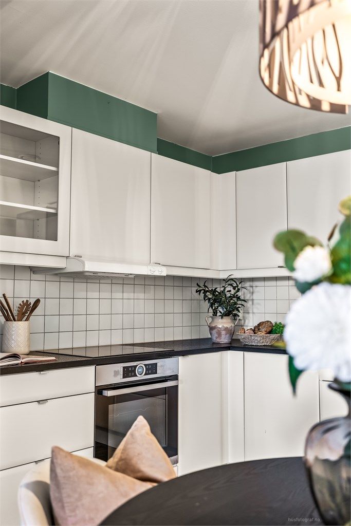 Over- og underskap samt vitrineskap i hvit og glatt utførelse.